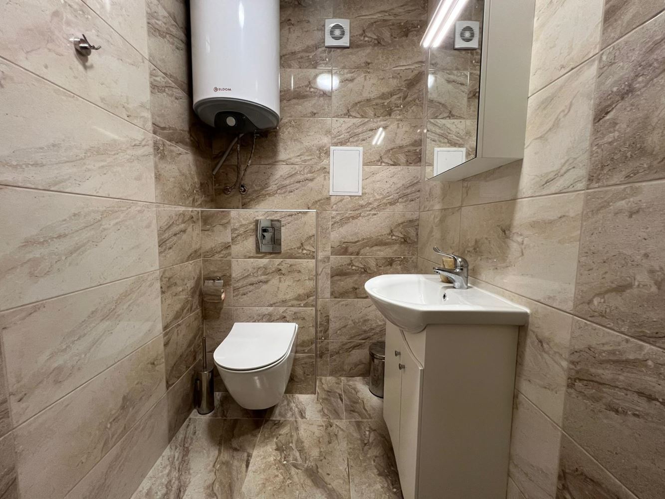 Großzügige Drei-Zimmer-Wohnung (Apartment mit zwei Schlafzimmern) mit großer Terrasse und Parkplatz in Sozopol – nahe Harmani-Strand