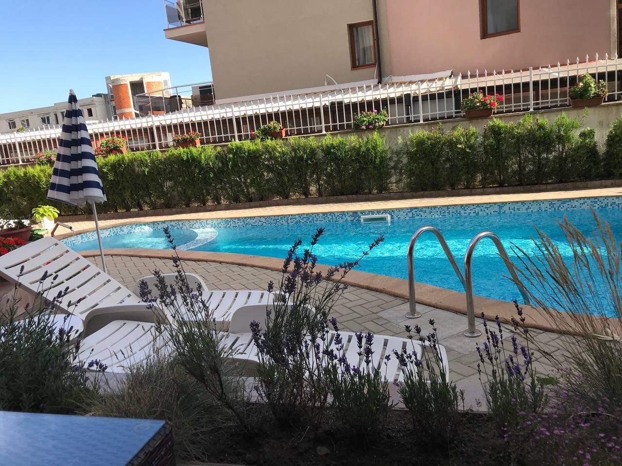 Sonniges Studio mit direktem Zugang zum Pool – Top-Lage in Sveti Vlas, 3–4 Minuten vom Strand entfernt