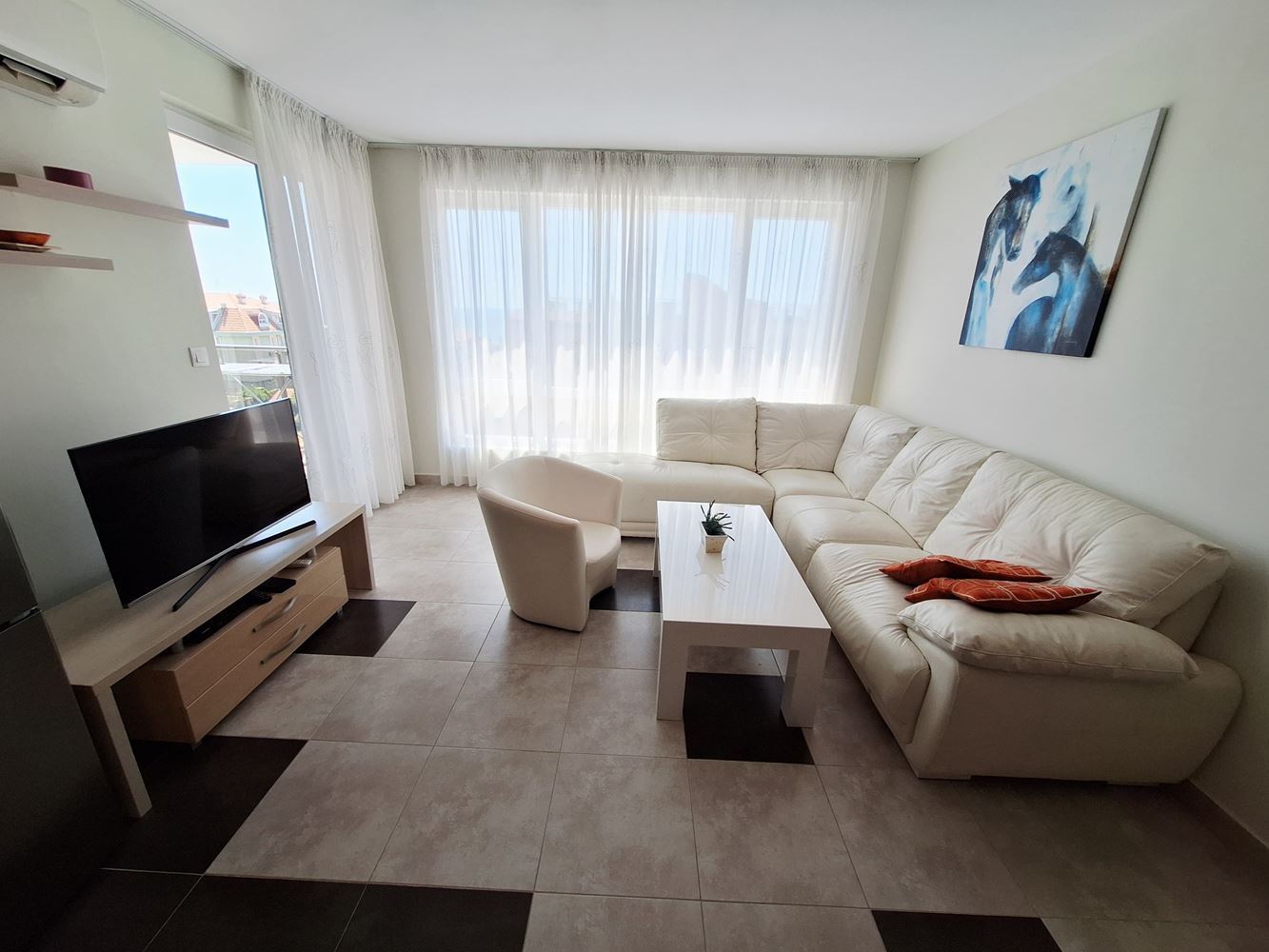 Geräumige 3-Zimmer-Wohnung mit Parkplatz nur 200 Meter vom Meer entfernt in Sveti Vlas