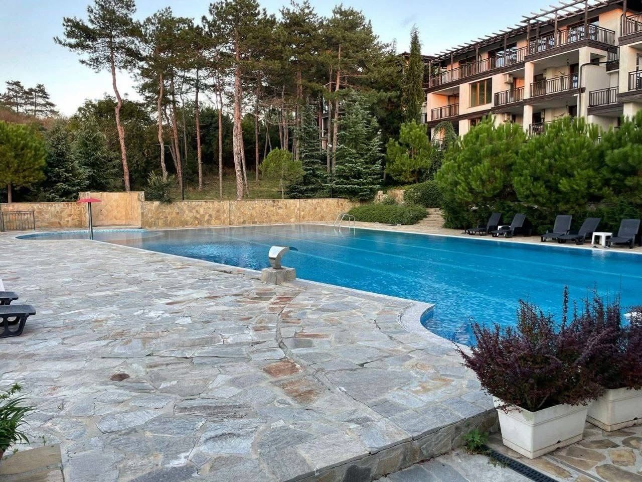 Wohnung mit einem Schlafzimmer und Poolblick in Sozopol – geräumig, möbliert und bezugsfertig