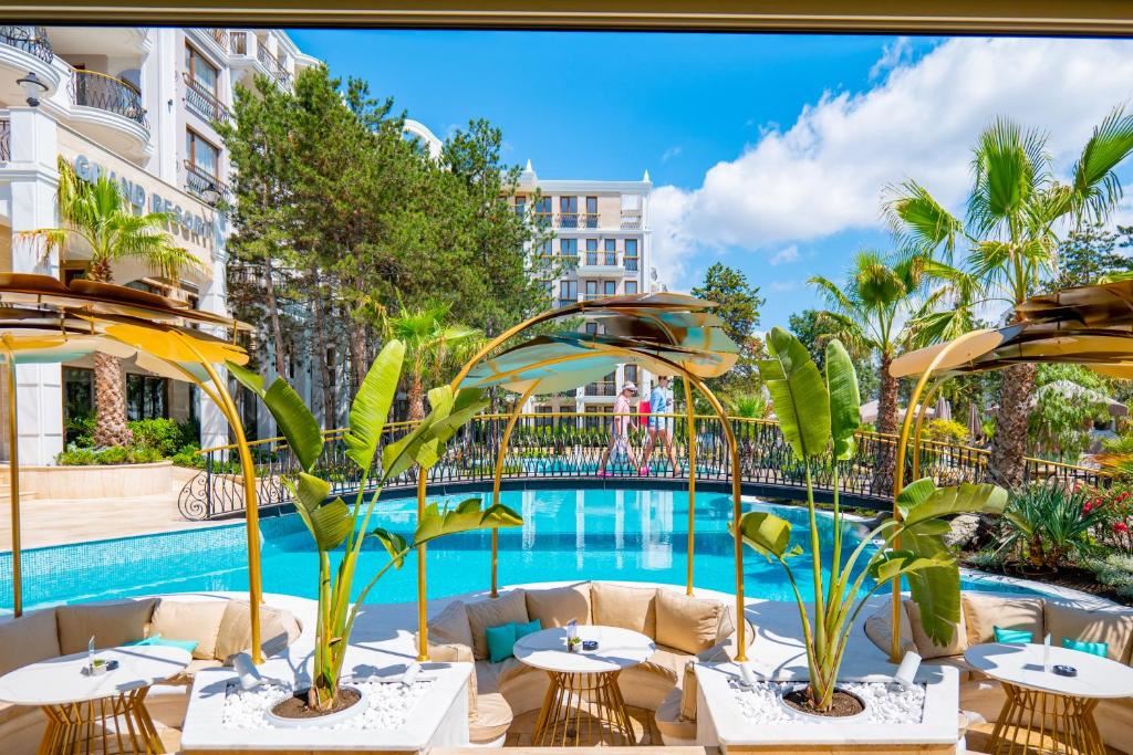 2-Zimmer-Wohnung mit Blick auf den Park und den Swimmingpool in einer prestigeträchtigen Wohnanlage am Sonnenstrand
