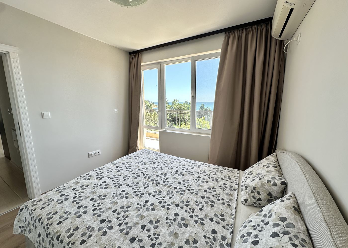 Zweizimmerwohnung in erster Meereslinie mit Panoramablick auf das Meer in Nessebar