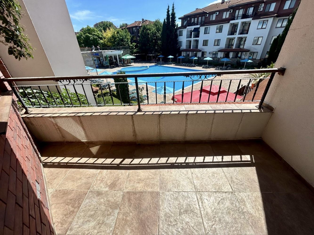 Geräumige Zwei-Zimmer-Wohnung mit Poolblick in Nessebar