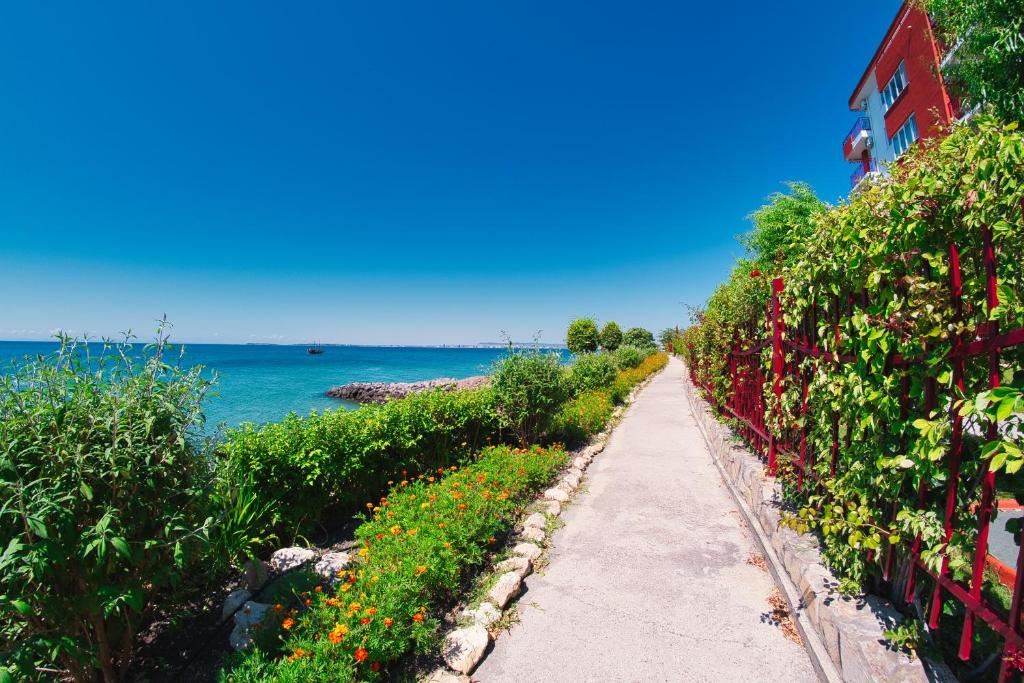 Luxuriöse Wohnung mit einem Schlafzimmer in erster Meereslinie in Sveti Vlas