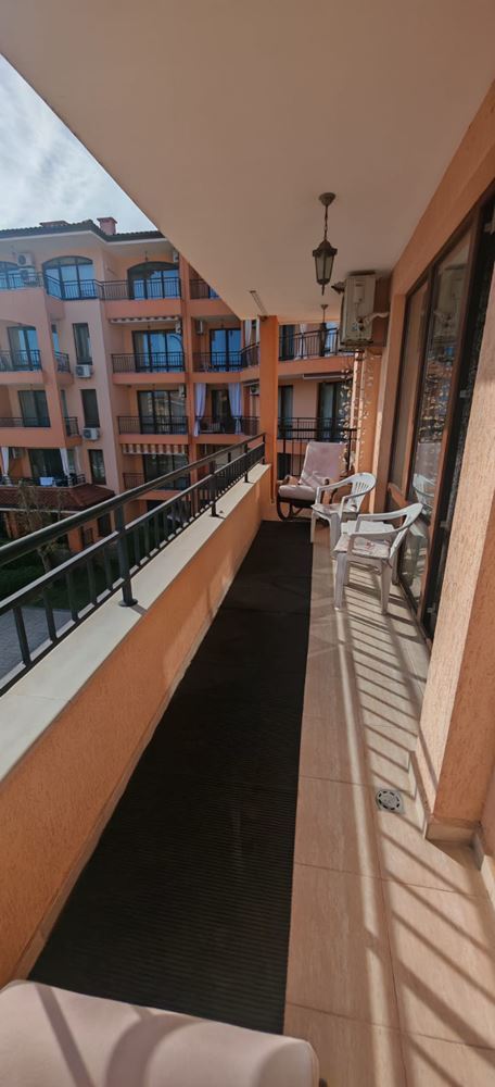 Drei-Zimmer-Wohnung mit Blick auf die Pools und teilweisem Meerblick, 200 Meter vom Strand entfernt in Sveti Vlas