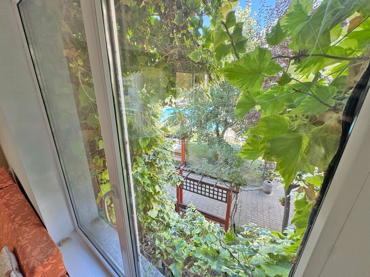 Zweizimmerwohnung mit Blick auf den Pool, 100 m vom Strand in Sonnenstrand