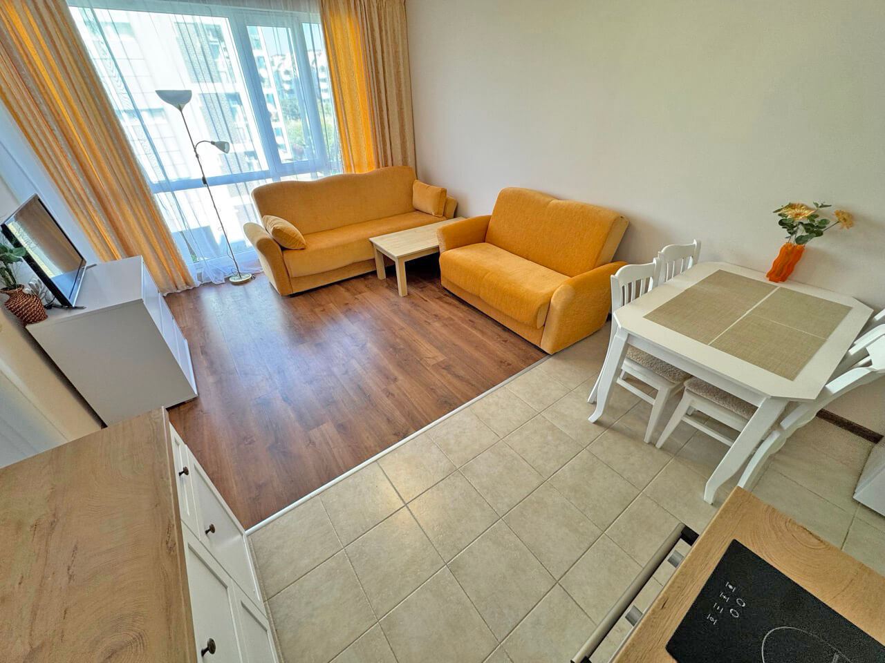 Zweizimmerwohnung mit Poolblick – Gemütlichkeit, Grün und Komfort in einer geschlossenen Wohnanlage