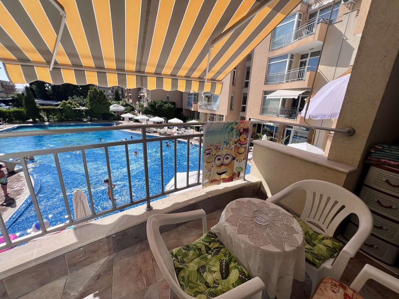 Geräumige Drei-Zimmer-Wohnung mit zwei Schlafzimmern und Blick auf den Pool in Sonnenstrand