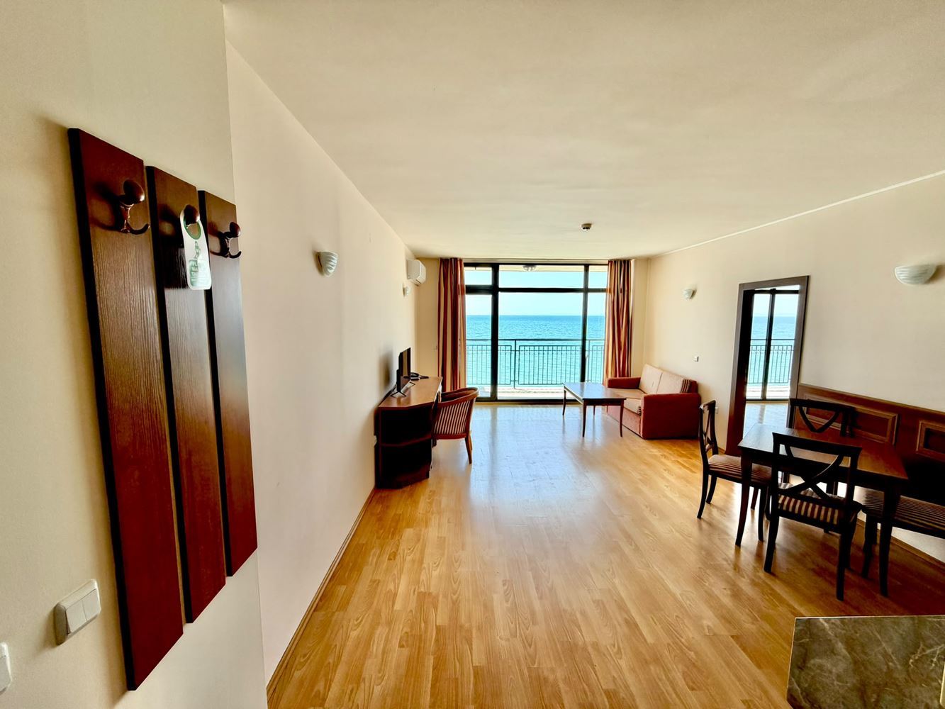 2-Zimmer-Wohnung mit Panoramablick auf das Meer in erster Meereslinie in Sveti Vlas