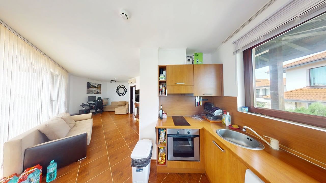 Zweizimmerwohnung mit Panoramablick auf das Meer und die Berge in einer Wohnanlage mit Swimmingpools und SPA-Zentrum