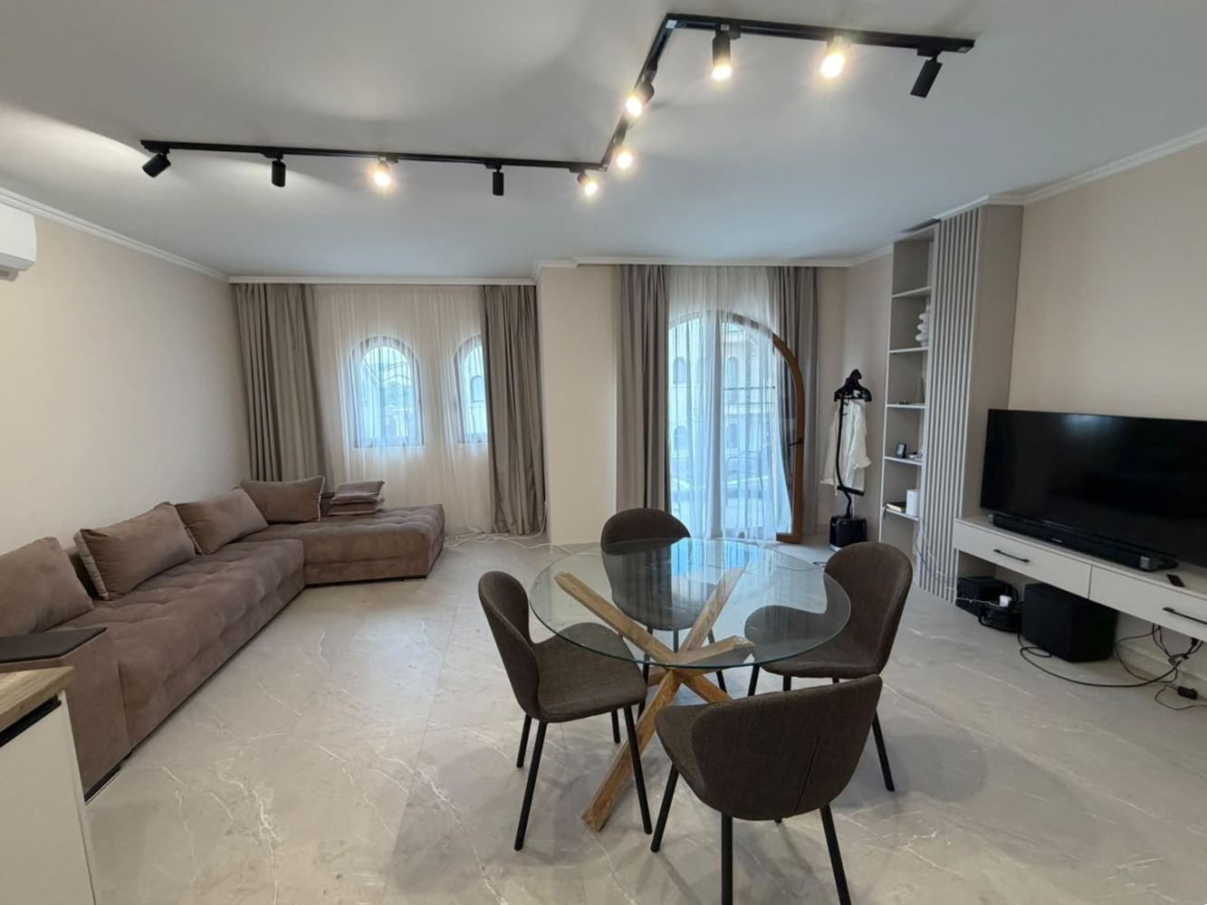 Luxuriöses Apartment mit zwei Schlafzimmern in einer neuen Wohnanlage nahe Sonnenstrand – Komfort, Sicherheit und hervorragende Investition