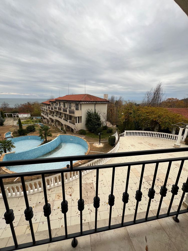 Einzigartige Drei-Zimmer-Wohnung mit Panoramablick auf das Meer und den Pool in erster Meereslinie in Obzor