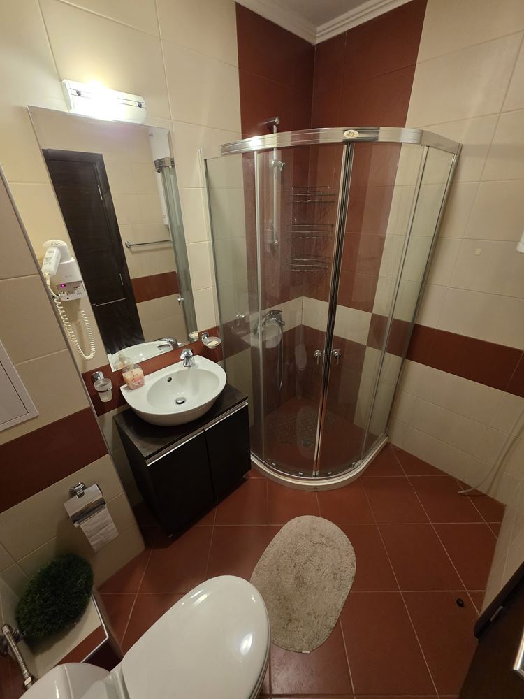 Herrliche Wohnung mit einem Schlafzimmer in einer Anlage in Sonnenstrand – Blick auf den Pool; Stil und Komfort