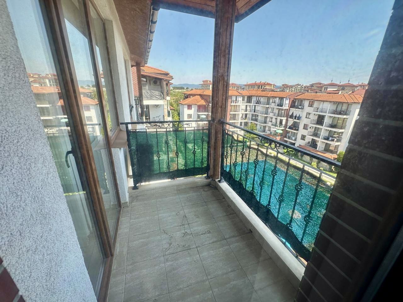 Geräumige Zweizimmerwohnung mit Blick auf den begrünten Innenhof in Nessebar