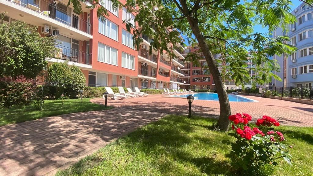Geräumiges Apartment mit zwei Schlafzimmern in Sonnenstrand mit hervorragender Lage und Annehmlichkeiten für die ganzjährige Nutzung