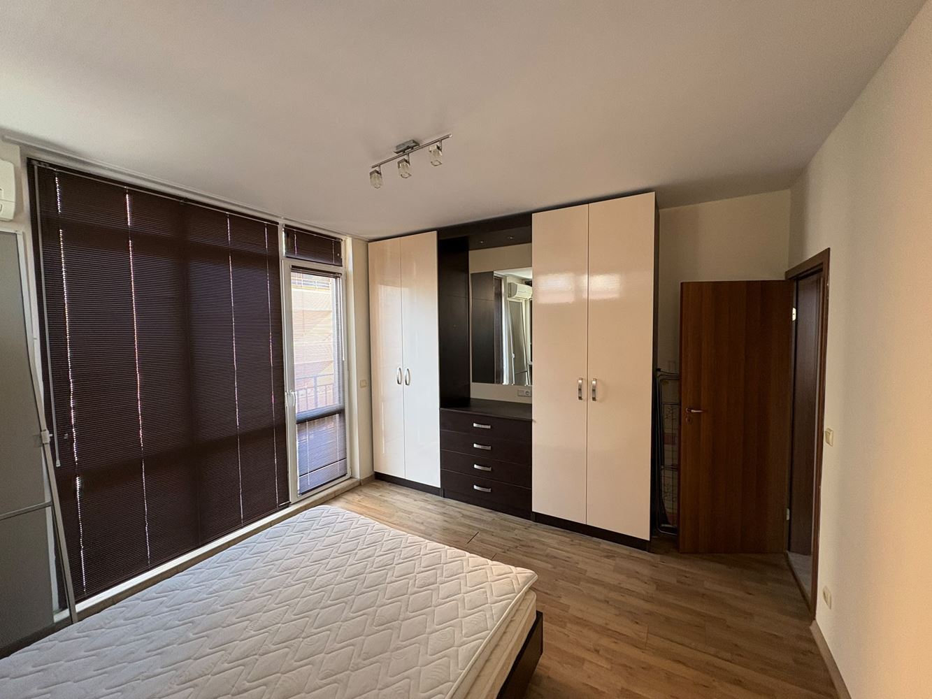 Geräumige Wohnung mit zwei Schlafzimmern in Pomorie – nur 400 Meter vom Meer entfernt
