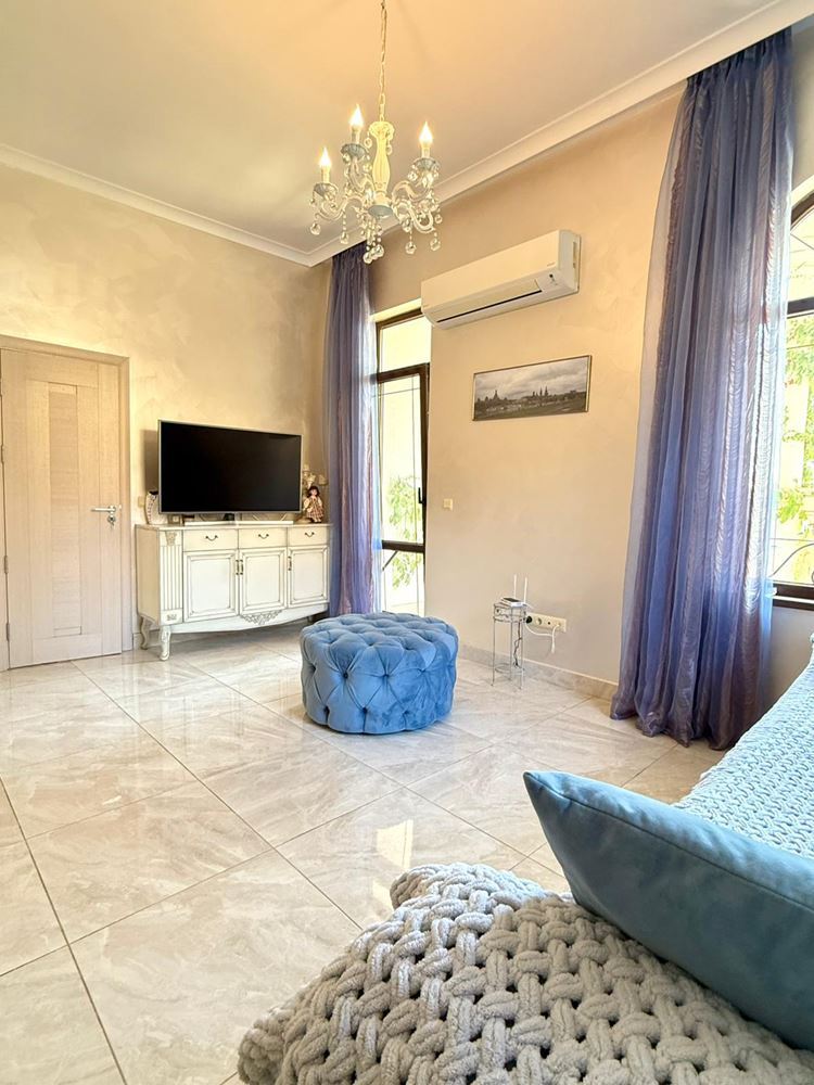 Luxuriöses Maisonette-Apartment mit großzügiger Veranda und Poolblick in Sveti Vlas