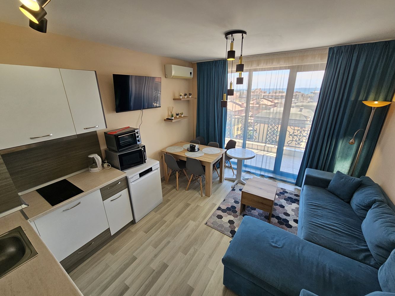 Drei-Zimmer-Wohnung mit Meerblick – Dachgeschoss mit zwei Terrassen in einer Anlage in Nessebar