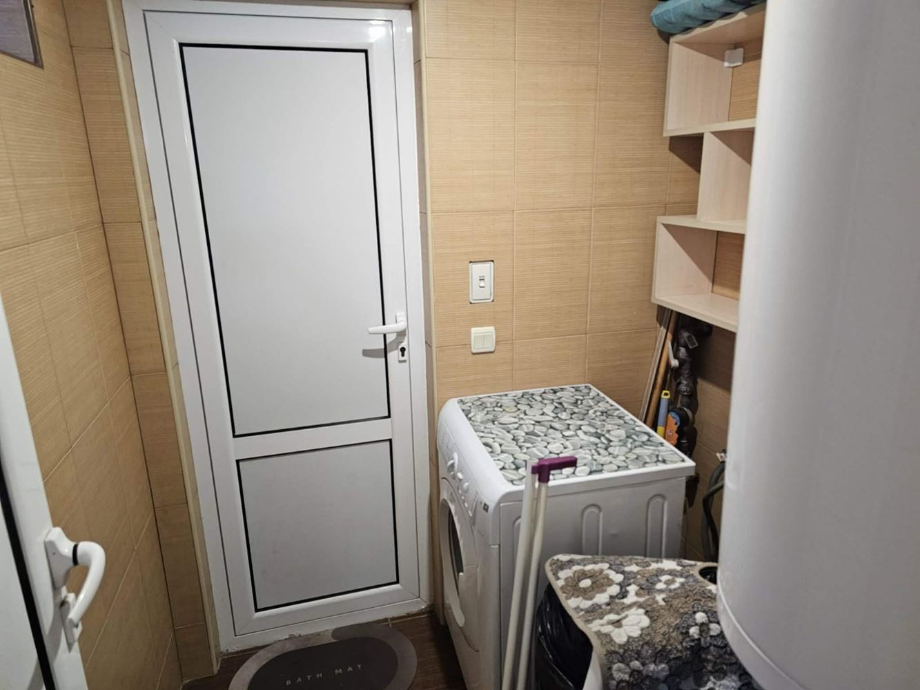 Geräumige Drei-Zimmer-Wohnung in Nessebar mit niedriger Jahresgebühr und kostenlosem Parkplatz