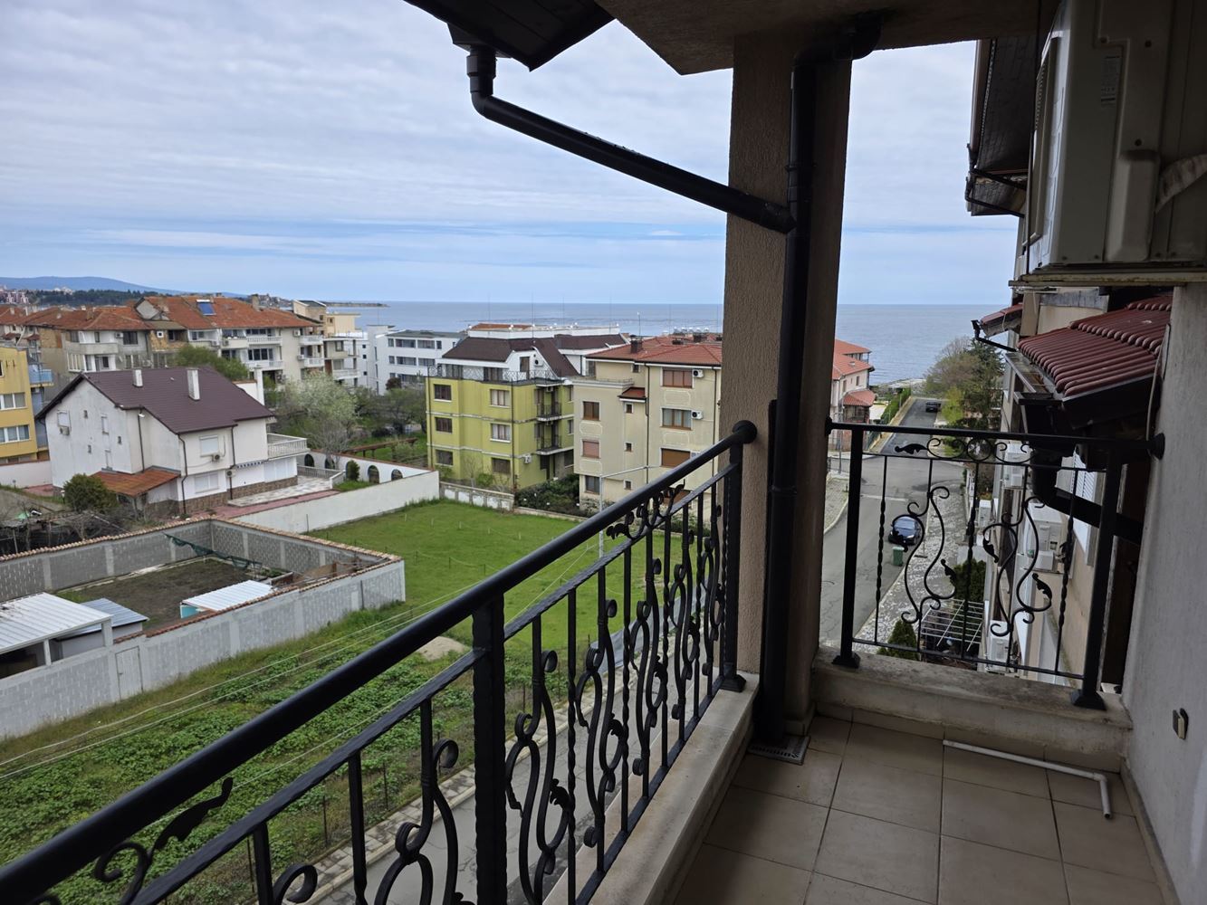 Panorama-Wohnung mit Meerblick in Ravda – Raum, Komfort und ausgezeichnete Lage in zweiter Meereslinie