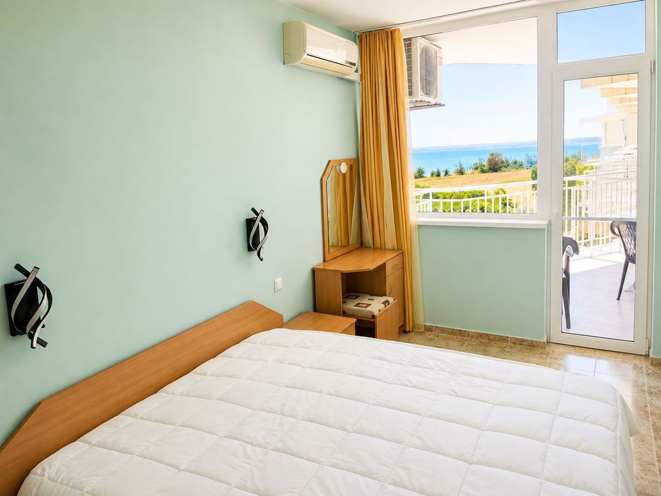 Meerblick vor dem Fenster und ein Swimmingpool vor dem Gebäude – Wunderschöne Wohnung in Ravda, sofort bezugsbereit