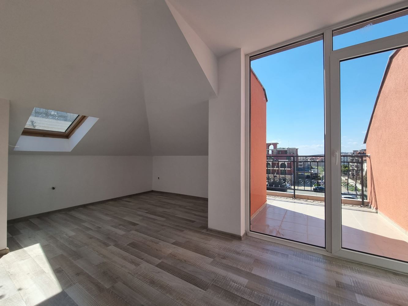 Helle und moderne Wohnung in ausgezeichneter Lage – eine Kombination aus Komfort, Natur und Meeresflair