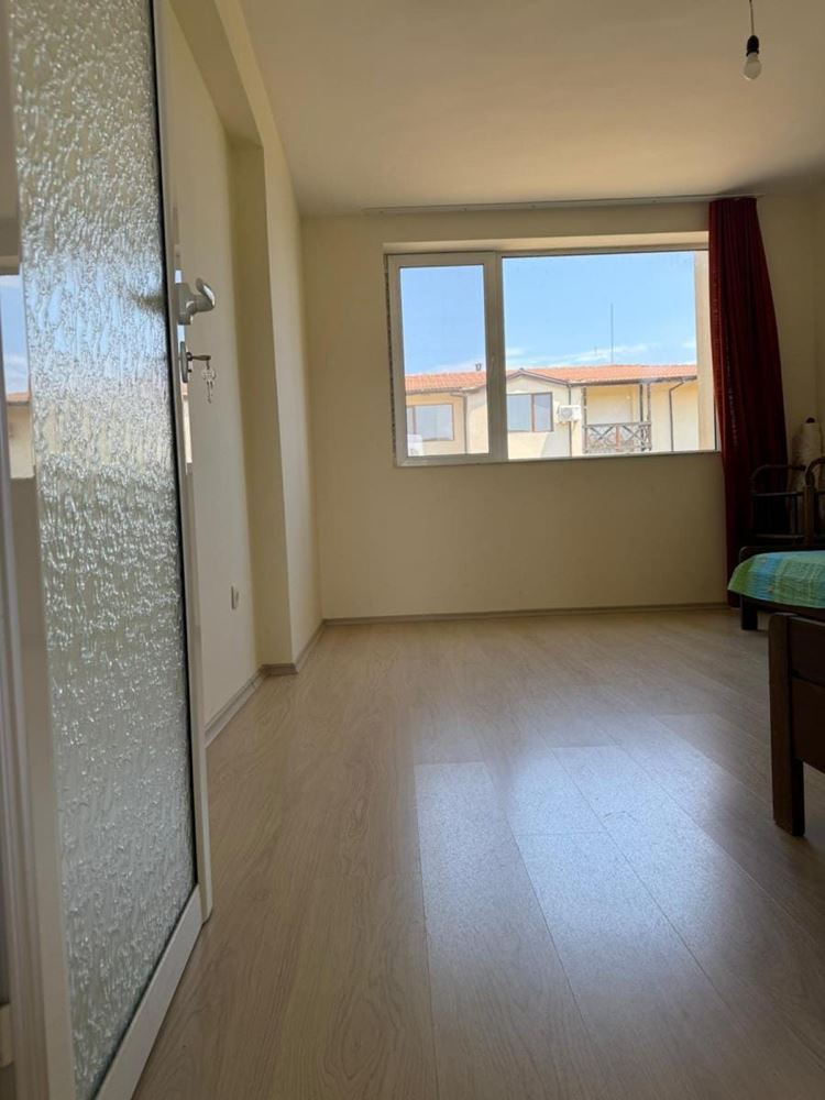 Geräumige Drei-Zimmer-Wohnung mit Meerblick, 500 m vom Strand entfernt in Chernomorets