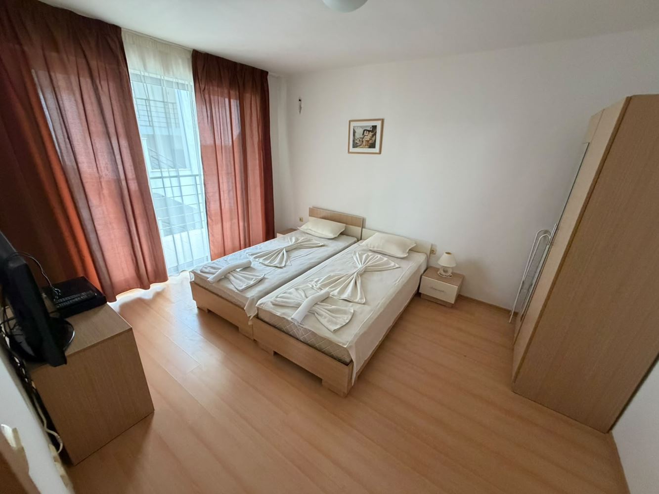 Geräumige Wohnung mit zwei Schlafzimmern mit Meer- und Bergblick in einer schönen geschlossenen Wohnanlage am Meer