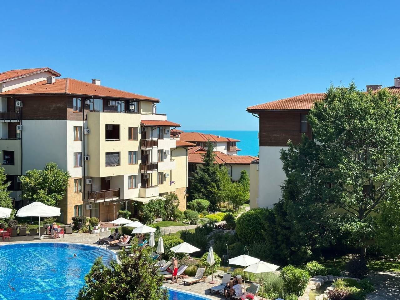 Sveti Vlas – vollständig möblierte Wohnung in erster Meereslinie mit Privatstrand und Meeresatmosphäre