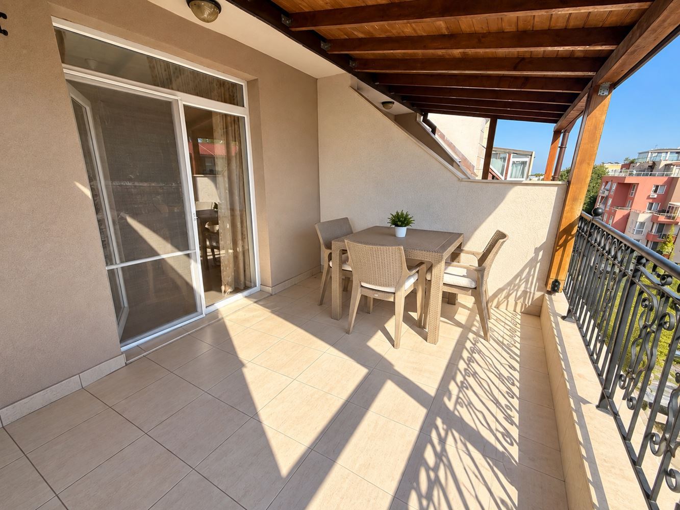 3-Zimmer-Wohnung mit zwei Schlafzimmern und zwei Terrassen in einer ruhigen Anlage in Sonnenstrand