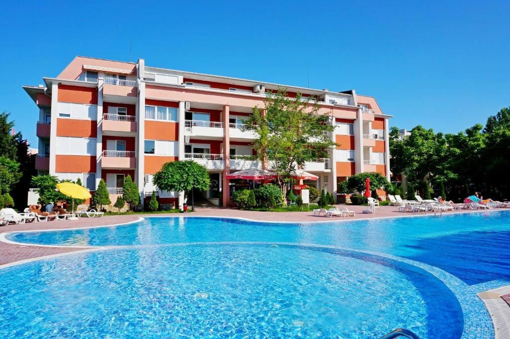 Geräumiges Studio mit Poolblick in Sonnenstrand – Haushaltsstrom und ausgezeichnete Infrastruktur