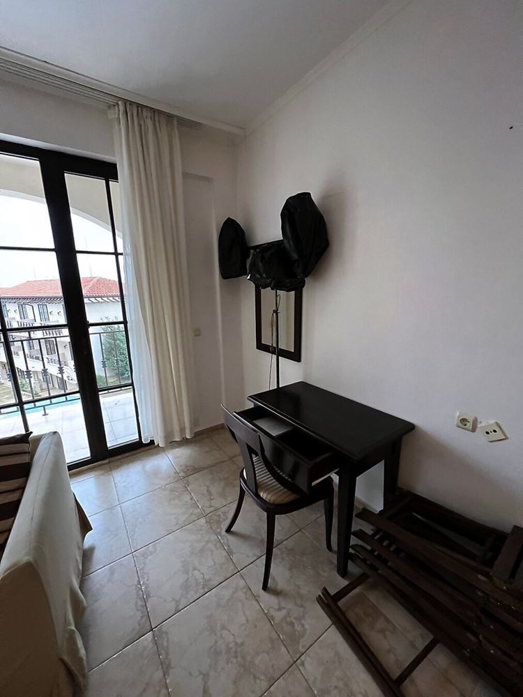 Einzigartige Drei-Zimmer-Wohnung mit Panoramablick auf das Meer und den Pool in erster Meereslinie in Obzor