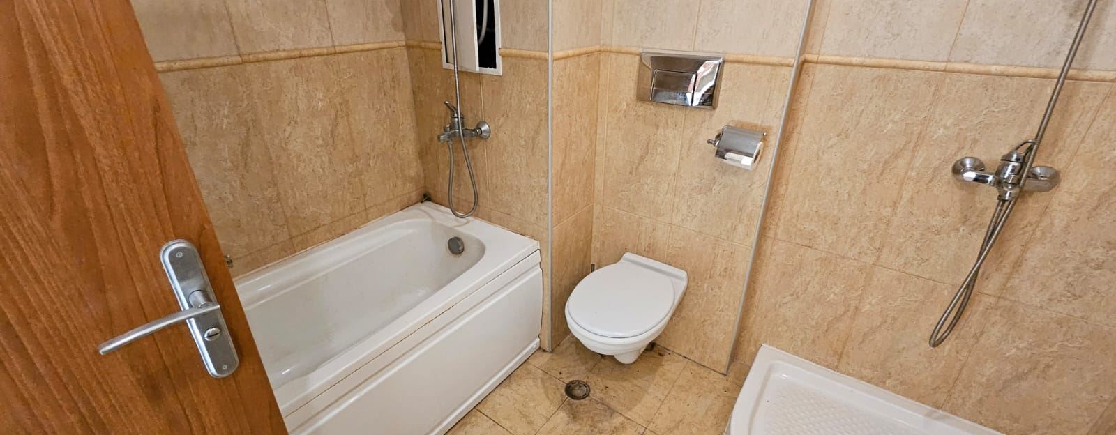 Geräumige 2-Zimmer-Wohnung mit Poolblick – möbliert, mit Akt 16 und bezugsfertig