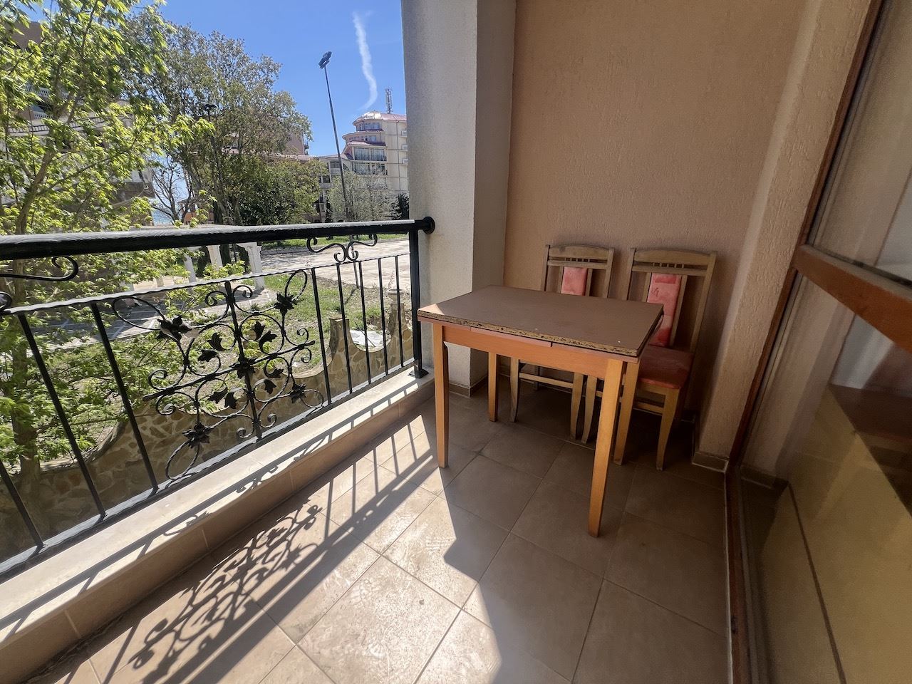 Gemütliches Studio im Herzen von Elenite – nur wenige Minuten vom Strand entfernt, in einer geschlossenen Anlage mit Pool und hervorragenden Annehmlichkeiten