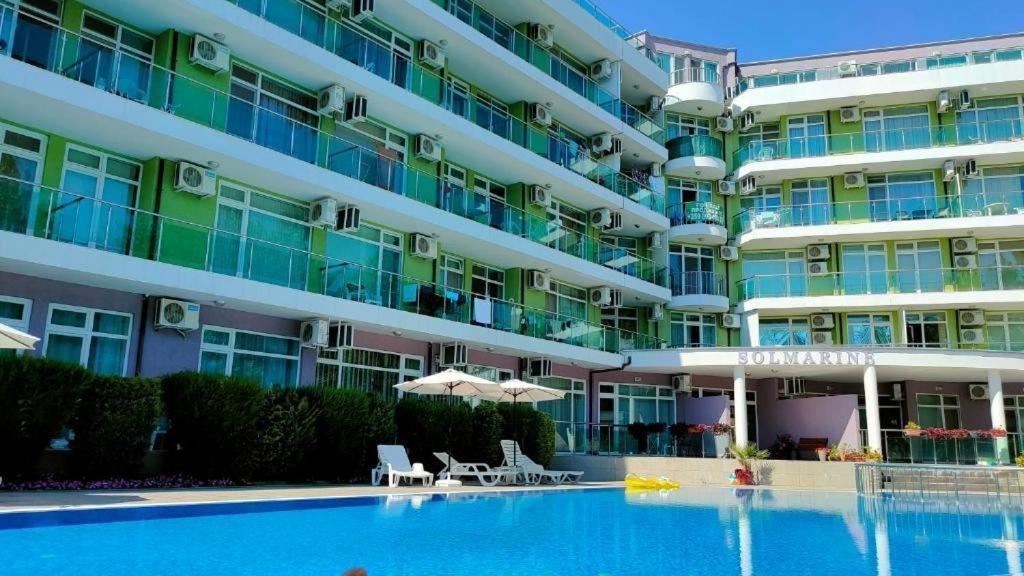 Geräumige Zweizimmerwohnung in einer modernen Wohnanlage im Herzen von Sonnenstrand – ausgezeichnete Investition und bezugsfertig