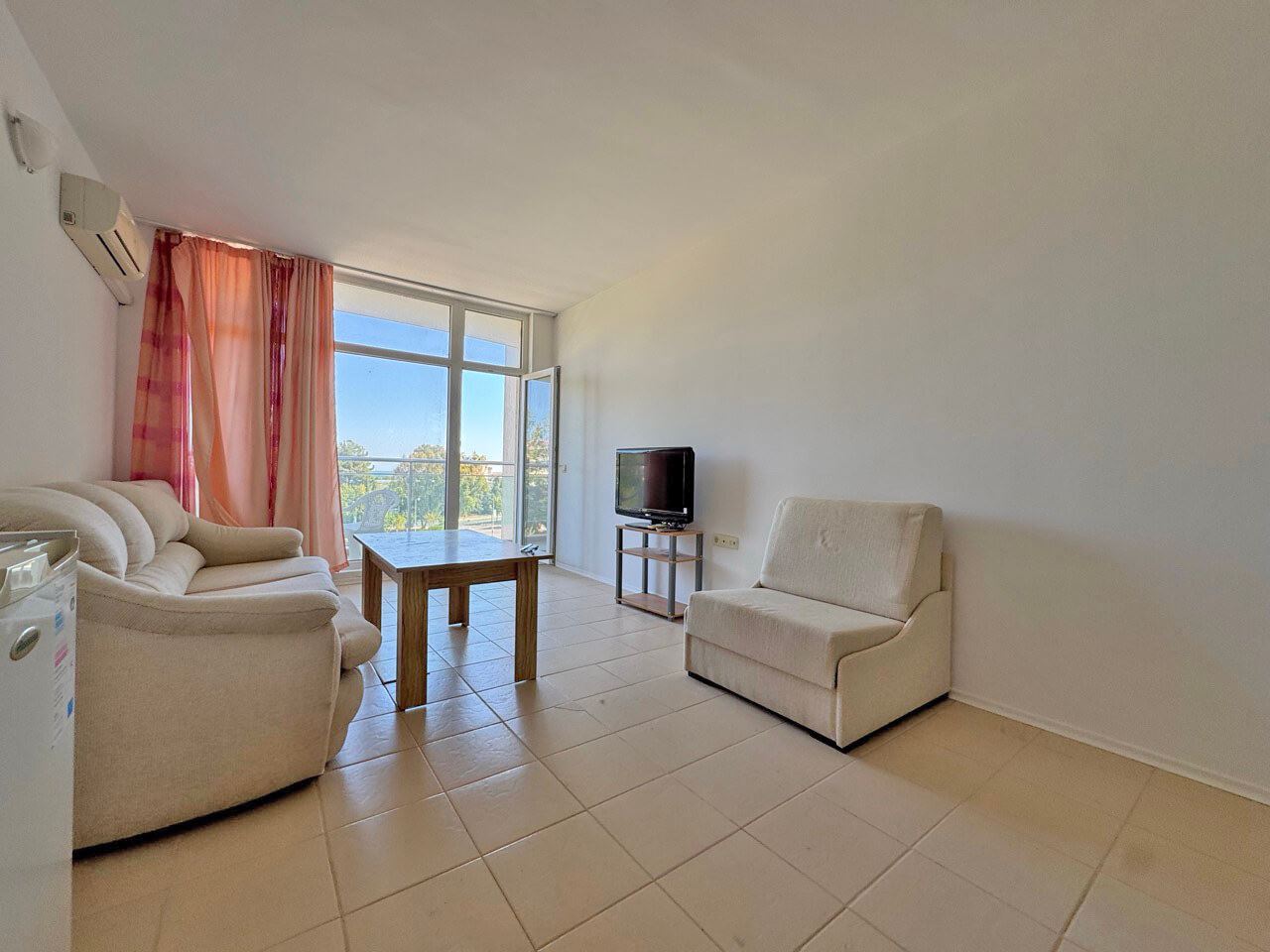 Helle und geräumige 2-Zimmer-Wohnung mit Meerblick in Sonnenstrand