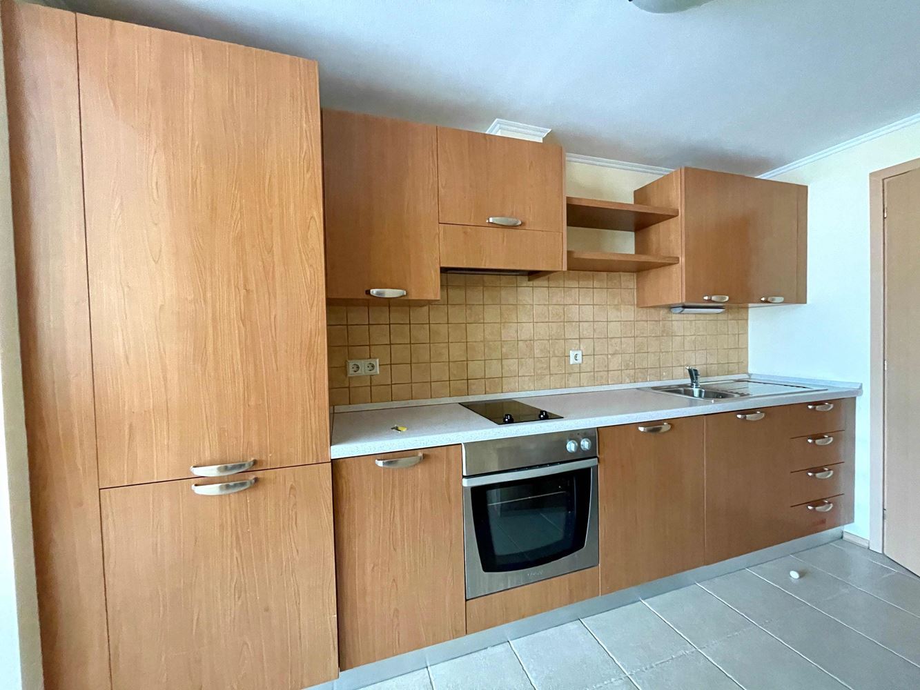 Geräumige Wohnung mit einem Schlafzimmer in erster Meereslinie in Pomorie mit Meerblick