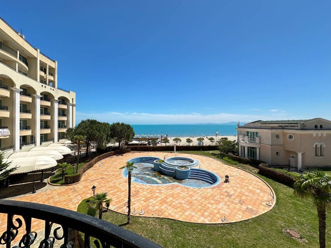 Geräumige Wohnung mit Meerblick in erster Meereslinie in Pomorie – Ferienimmobilie mit dem Gefühl eines luxuriösen Resorts
