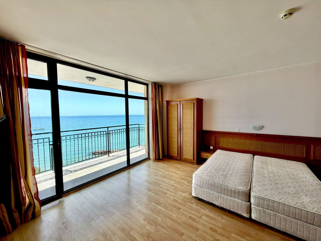 2-Zimmer-Wohnung mit Panoramablick auf das Meer in erster Meereslinie in Sveti Vlas