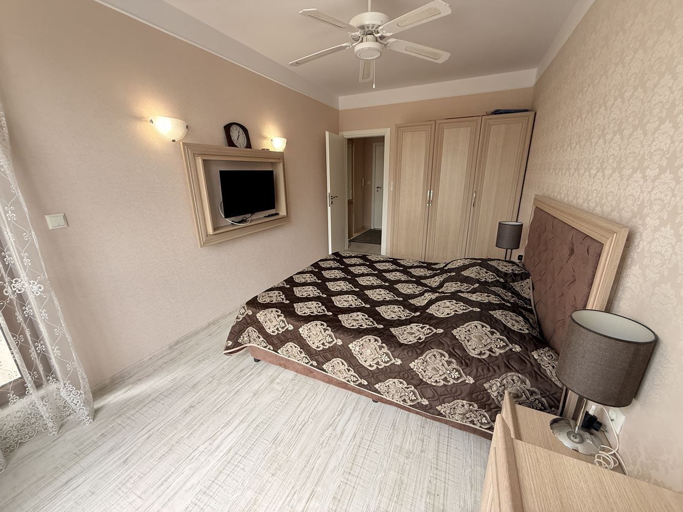 Moderne Zweizimmerwohnung mit einem Schlafzimmer in einer prestigeträchtigen Ferienanlage in Sonnenstrand – bezugsfertig