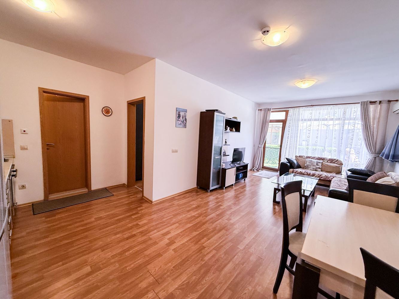 Großzügige Zweizimmerwohnung mit kleinem Privatgarten und großer Veranda in einer Anlage bei Aheloy