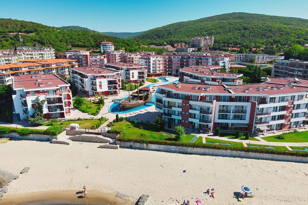Wohnung in erster Meereslinie in Elenite – umfassende Renovierung, Haushaltsstrom und direkter Zugang zum Strand