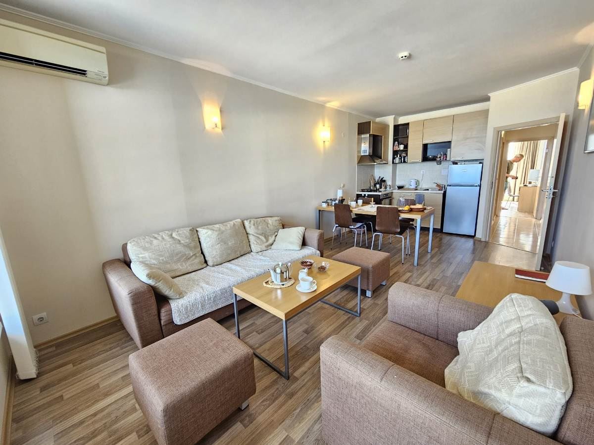 Luxuriöse Drei-Zimmer-Wohnung mit drei Schlafzimmern in erster Meereslinie in Obzor – Panoramablick auf Meer und Berge