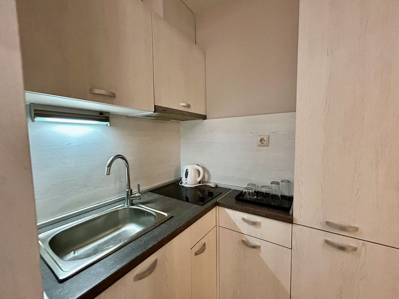 Helles und gemütliches Studio mit Blick auf den schönen Innenbereich – Komfort und Ruhe in einer modernen Anlage