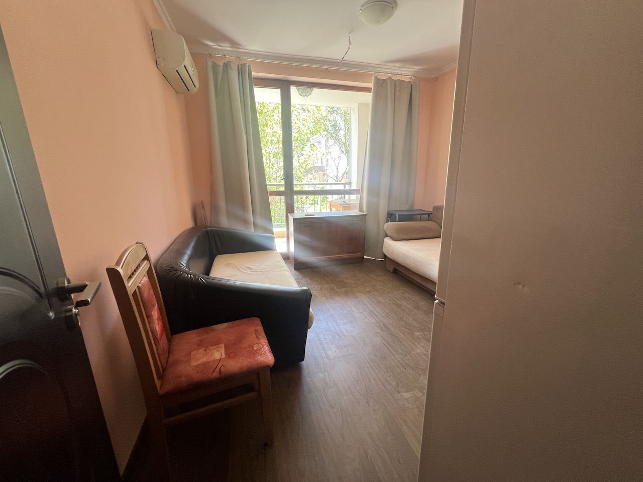 Gemütliches Studio im Herzen von Elenite – nur wenige Minuten vom Strand entfernt, in einer geschlossenen Anlage mit Pool und hervorragenden Annehmlichkeiten