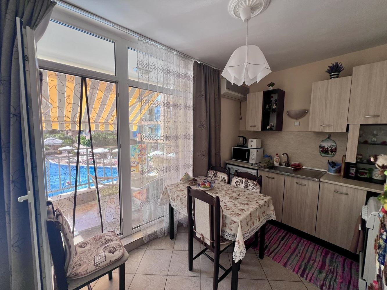 Geräumige Drei-Zimmer-Wohnung mit zwei Schlafzimmern und Blick auf den Pool in Sonnenstrand
