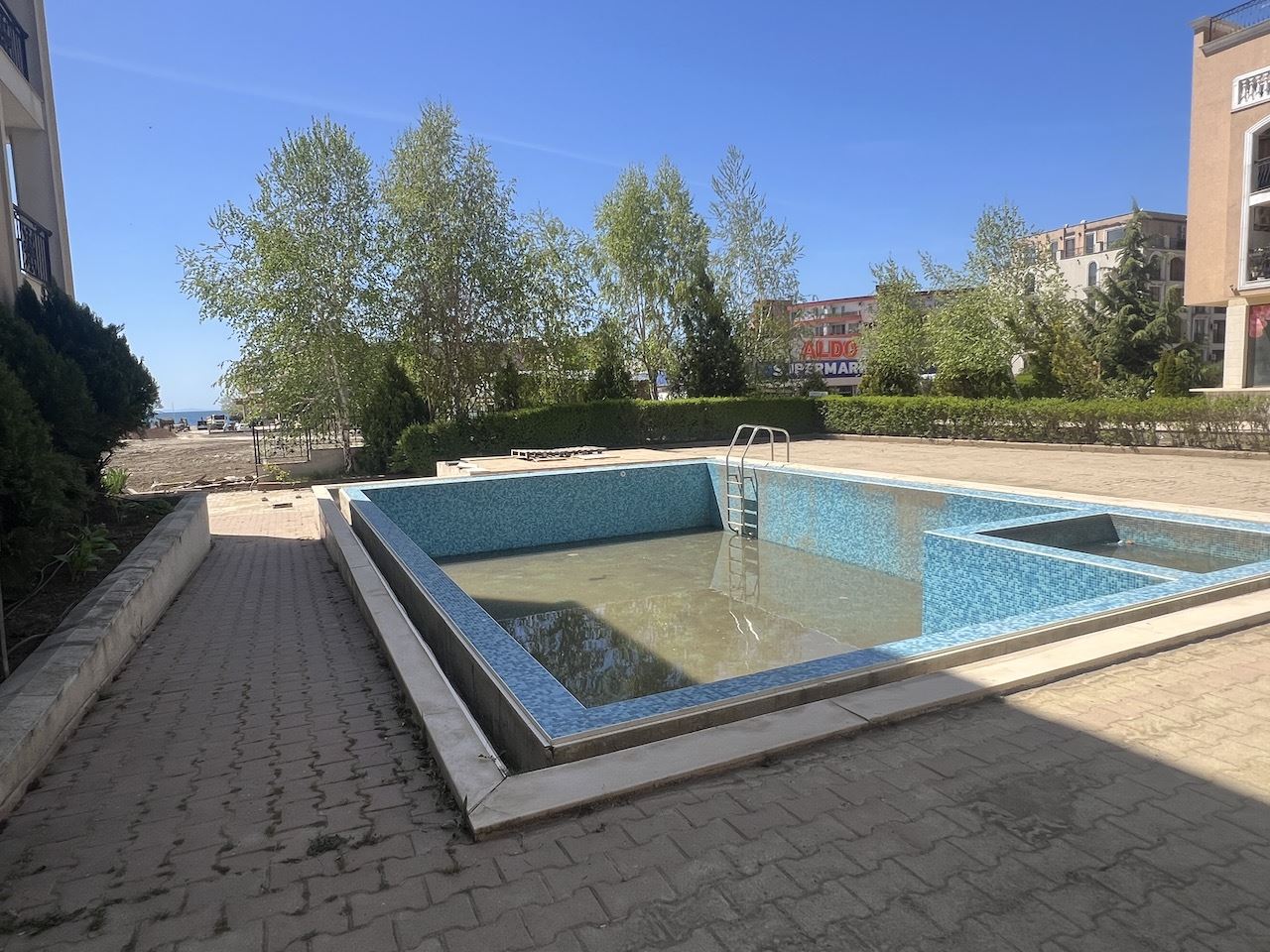 Gemütliches Studio im Herzen von Elenite – nur wenige Minuten vom Strand entfernt, in einer geschlossenen Anlage mit Pool und hervorragenden Annehmlichkeiten