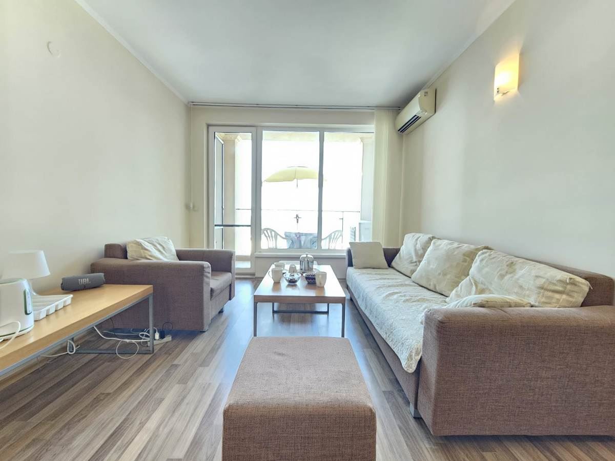 Luxuriöse Drei-Zimmer-Wohnung mit drei Schlafzimmern in erster Meereslinie in Obzor – Panoramablick auf Meer und Berge