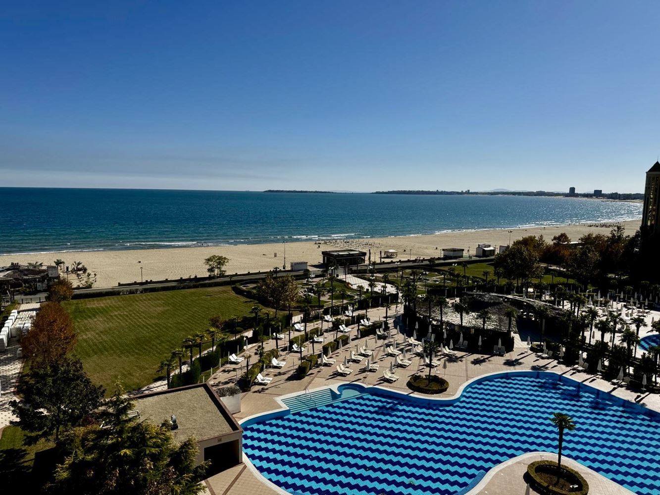 Geräumige 2-Zimmer-Wohnung mit großer Terrasse und Panoramablick auf das Meer