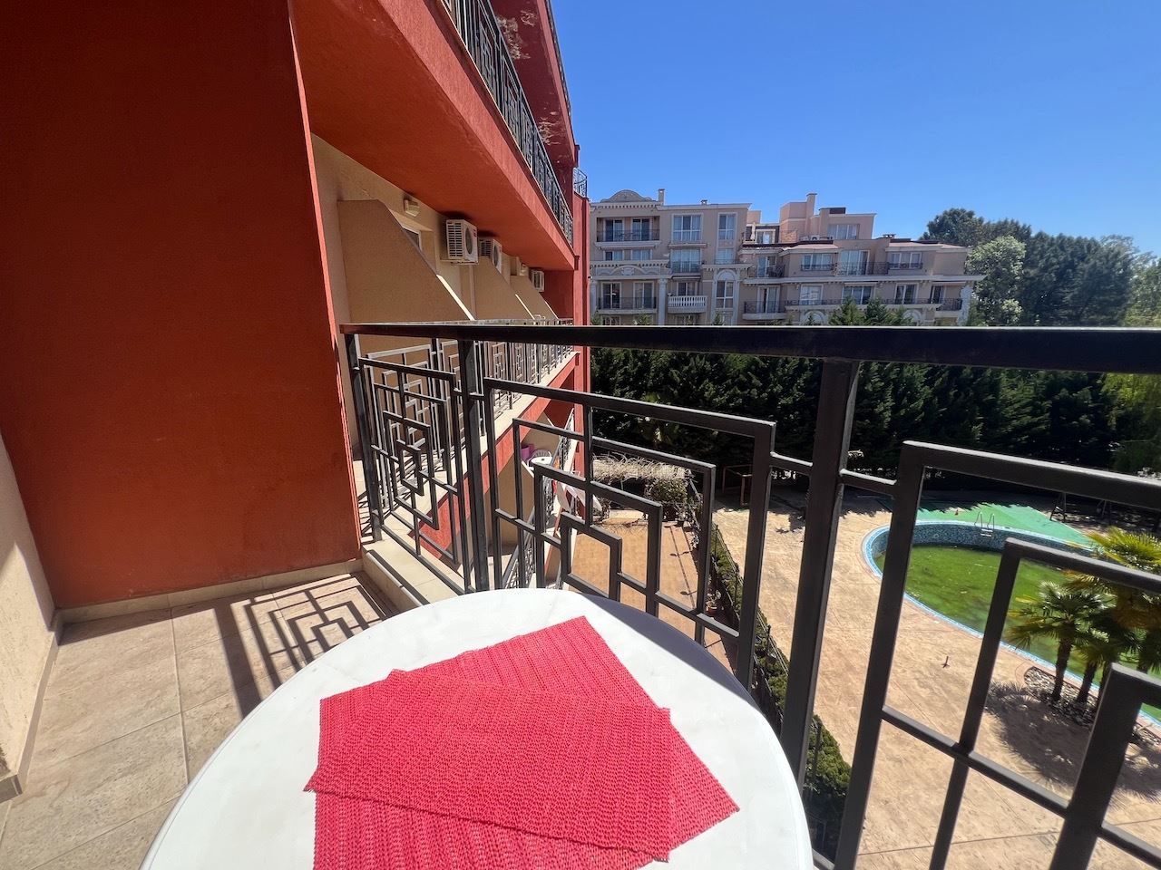 Komfortables Studio mit Poolblick in Sonnenstrand – vollständig möbliert und sofort nutzbar
